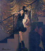 组图：王丽坤华丽圣诞装 戴皇冠变身舞台剧皇后