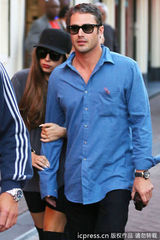 组图：Lady Gaga变身邻家女 紧搂男友