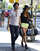 组图：《吸血鬼日记》情侣妮娜和伊恩甜蜜牵手