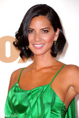 组图：艾美奖红毯 奥利维亚-穆恩翠绿色长裙抢镜