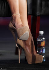 高清图：洛佩兹橙色裙亮相当《美国偶像》评委