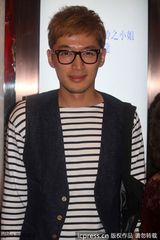 组图：胡歌黄发亮相陈龙婚礼 与嘉宾合影表情逗趣