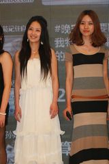 组图：杭州快女高美人PK萝莉 一边秀美腿一边比萌