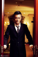 组图：于小伟忧郁写真 棱角分明帅气脸庞