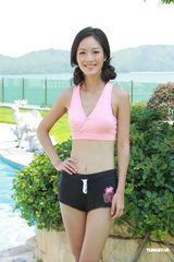 组图：颜子菲泳装亮相户外节目 赴马尔代夫拍摄