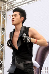 组图：周汤豪露胸答谢歌迷 廖晓乔贴心按摩