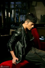 组图：黄智博推全新写真集《眼神的故事》