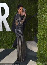 组图：前影后哈里-贝瑞亮相派对 气场依旧