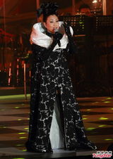 组图：汪明荃香港开唱 造型多变火辣优雅