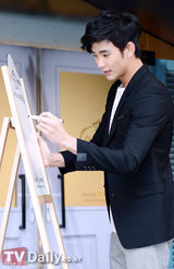 组图：金秀贤帅气夹克装出席某甜品开业典礼