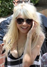 高清组图：泰勒-摩森片场变装秀 裙装短裤皆俏皮