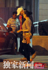 组图：张雨绮王全安街头热吻 早前车内哭泣照曝光