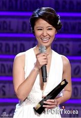 组图：林心如韩国拿大奖 黑白礼服优雅亮相