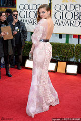 组图：金球红毯女星争艳 秀玉腿露美背