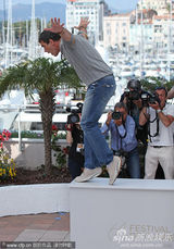 高清组图：《吾栖之肤》亮相 班德拉斯上窜下跳