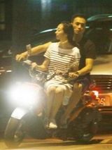 组图：黄觉疑似有新欢 牵手白裙女骑摩托秀恩爱