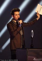 组图：主持格里姆肖为Lorde颁奖 上演同性激吻