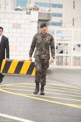 独家高清：Rain退伍行军礼哽咽 多国粉丝迎接