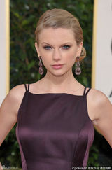 组图：泰勒斯威夫特鱼尾裙露背装亮相 盘发优雅