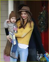 组图：奥兰多一家圣诞节串门儿 米兰达抱儿子靓丽现身