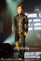 组图：韩国新人组合BTOB举行出道表演