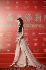 组图：徐若瑄走红毯 露腿露背秀性感