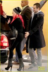 组图：克里斯汀娜火焰红发 牵男友幸福甜笑