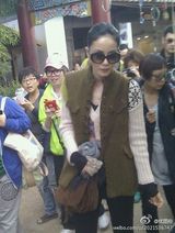 组图：王菲民族风装扮游丽江古镇素颜逛街