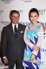 组图：张智霖修身西装展魅力 岑丽香秀香肩美腿