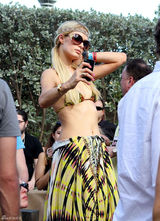 组图：帕丽斯-希尔顿胸部缩水 手臂现皱纹疑抽脂