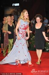 组图：《W.E》首映 麦当娜裙装娇嫩金发红唇美艳