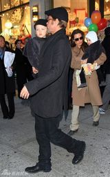 组图：皮特朱莉携双胞胎现身 两岁小儿粉嫩可爱