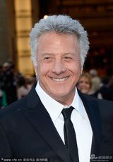 组图：达斯汀-霍夫曼与妻子穿黑色情侣装