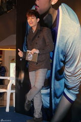 组图：炎亚纶上海签售新专辑