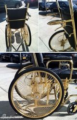 组图：GaGa镀金轮椅首亮相 被胞妹举起小肚微凸