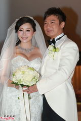 组图：钱嘉乐汤盈盈大婚 新娘巨乳大肚与新郎热吻