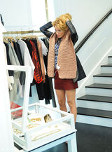 高清组图：布莱克-弗莱利街拍 温暖围巾围上身