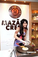 幻灯图：官恩娜提倡健康生活 活动展示烤薄饼技艺