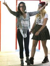 组图：暮光女分手后颓废现身 见狗仔双手竖中指