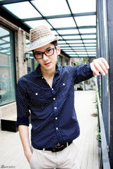 组图：刘芮麟阳光夏日写真 型男出街潮范儿十足