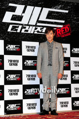 组图：李秉宪出席电影《赤焰战场2》韩国首映