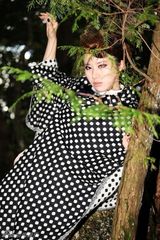 组图：尚雯婕原始森林拍摄写真 波点裤袜大胆出位