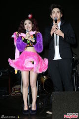 组图：Kimberly小蛮腰开唱 倪安东助阵气氛high