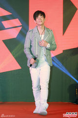 组图：任贤齐为巡演热身秀“健美”身材