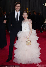 组图：小超模法提玛与编剧肖恩-克里斯汀森亮相