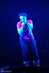 高清：陈奕迅南京开唱全场爆满　认真唱歌不搞怪