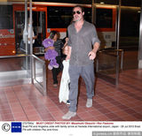 组图：皮特朱莉携子女抵达日本宣传人气爆棚