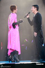 高清组图：郑秀文香港红馆开唱 与刘德华贴面掀高潮