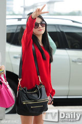 组图：Rainbow便装现身机场飞加拿大参加活动