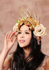 组图：歌手马晓梦新年写真 头戴花环气质典雅